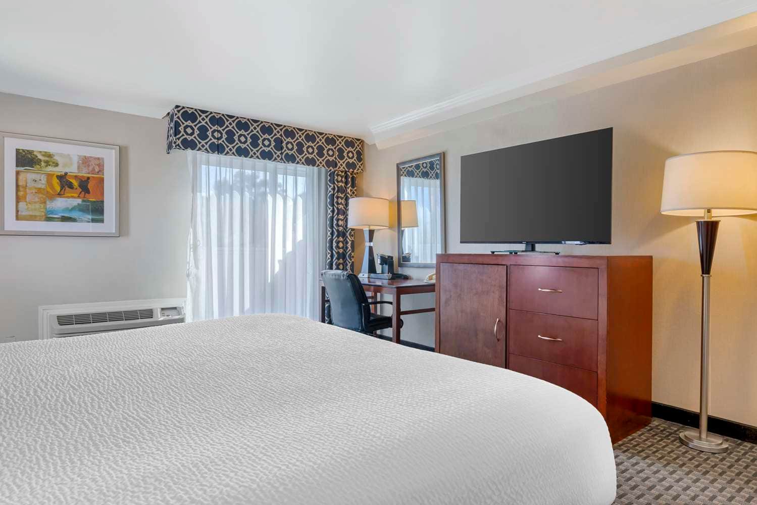 Best Western Plus Marina Shores Hotel