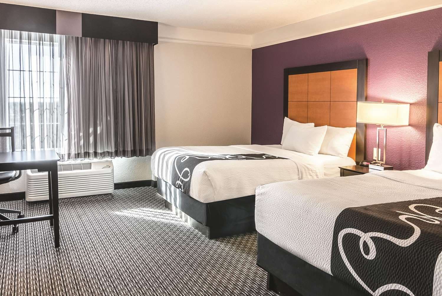 La Quinta Inn & Suites by Wyndham Orlando Airport at Gateway Village