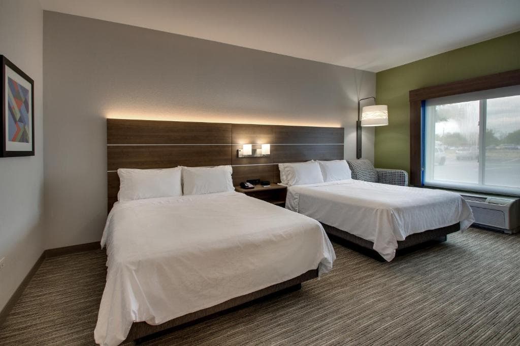 Holiday Inn Express & Suites Chicago North-Waukegan-Gurnee