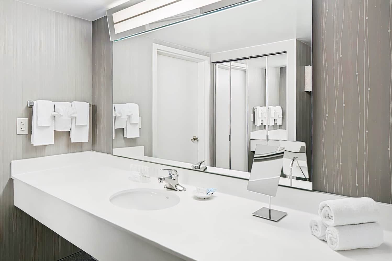 Courtyard by Marriott Edison Woodbridge