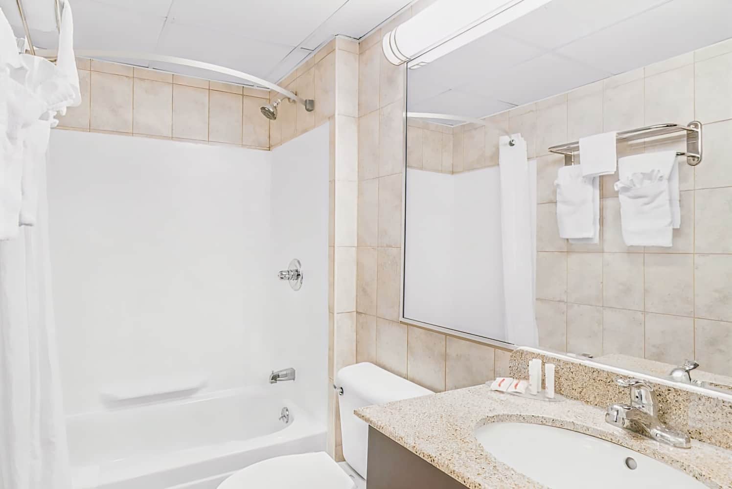 Howard Johnson by Wyndham Clifton NJ