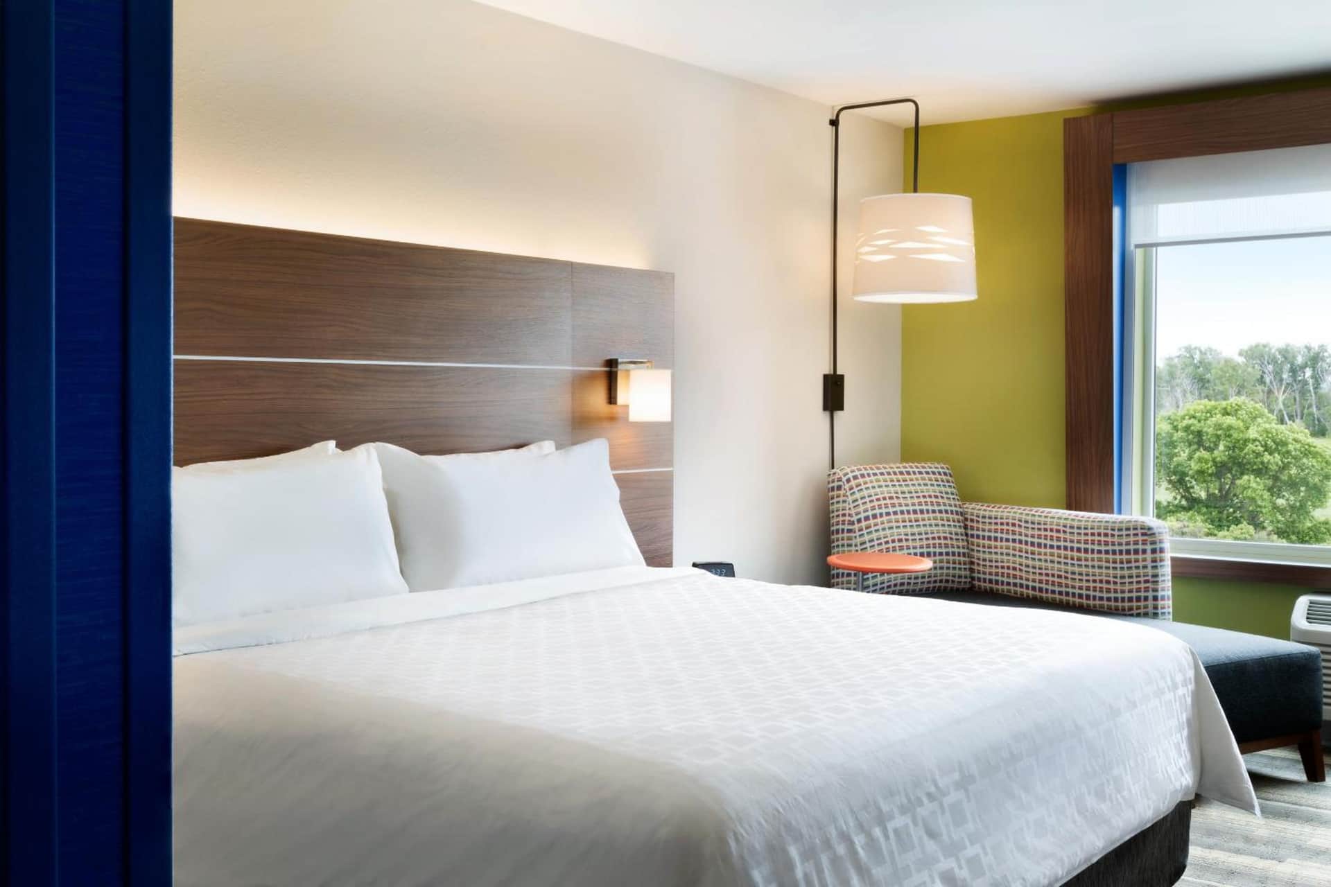 Holiday Inn Express & Suites Calgary Airport Trail NE