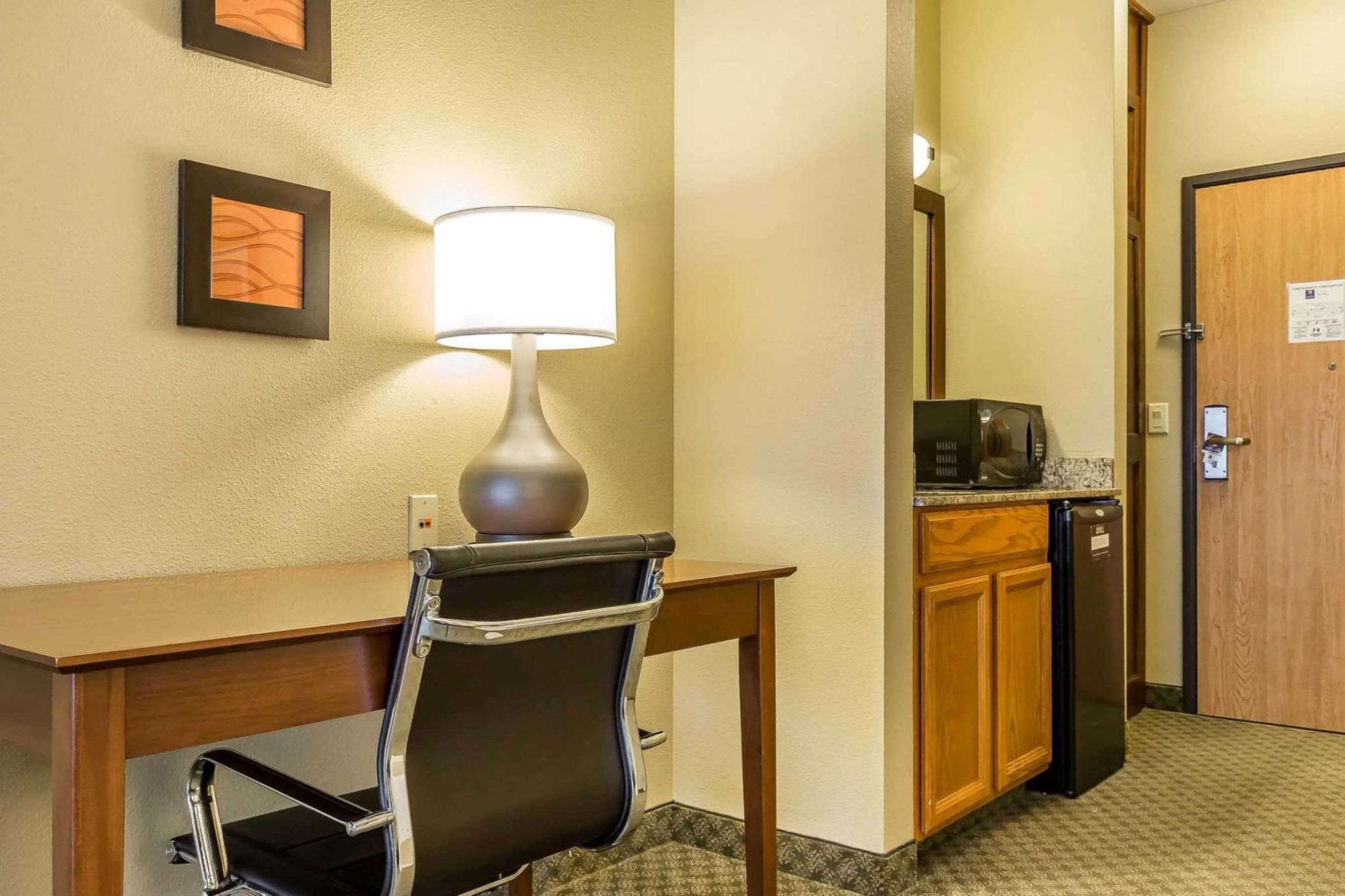 Comfort Inn & Suites East Moline near I-80