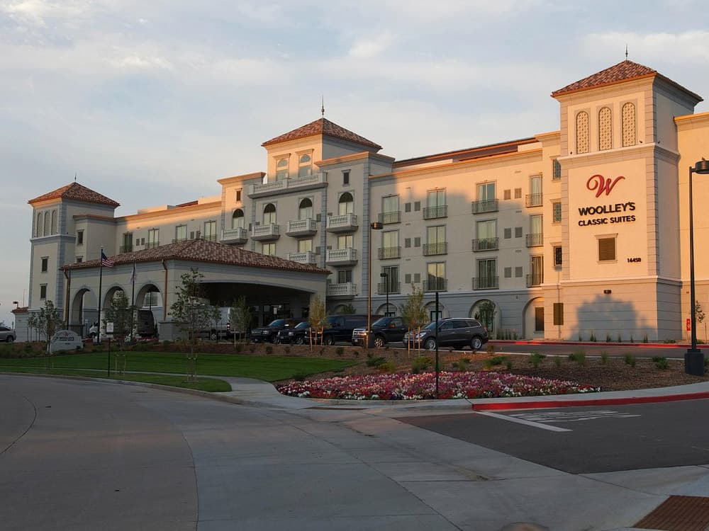 Woolley's Classic Suites Denver Airport