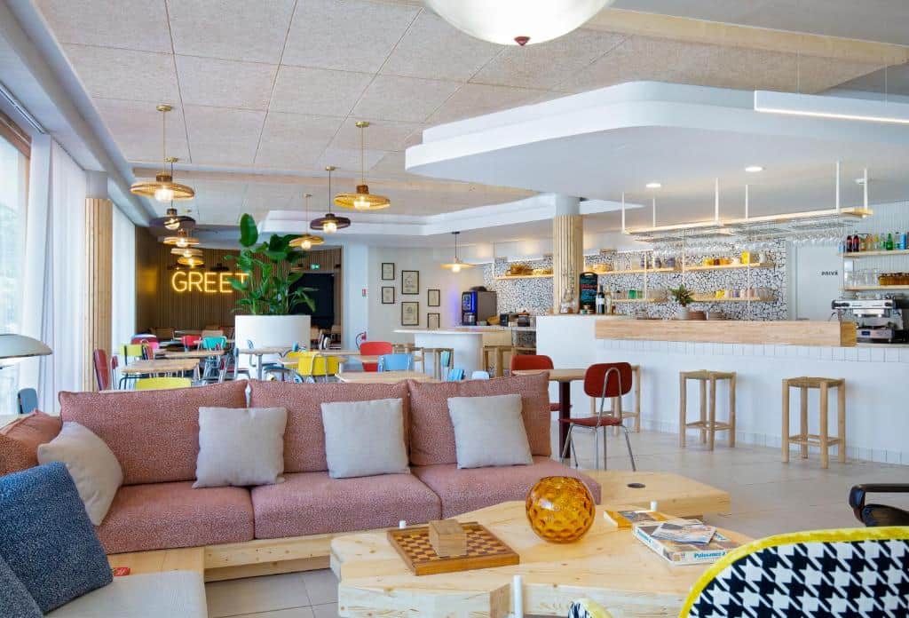 greet hotel Salon-de-Provence