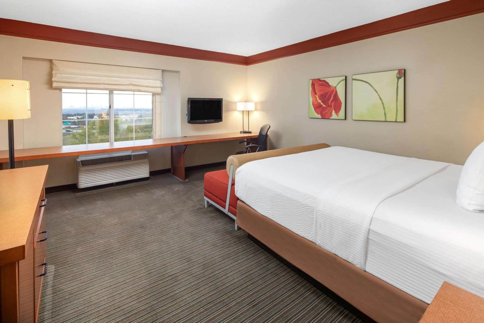 La Quinta Inn and Suites by Wyndham Atlanta Ballpark Galleria