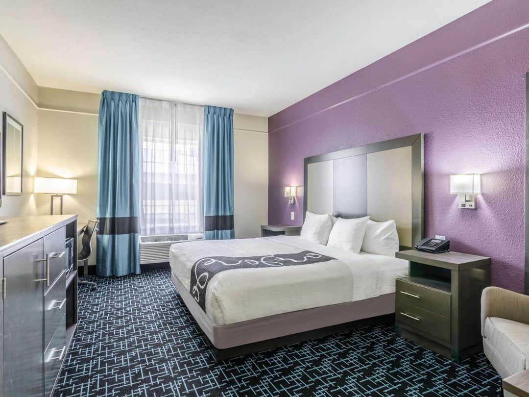 La Quinta Inn & Suites by Wyndham Kansas City Airport