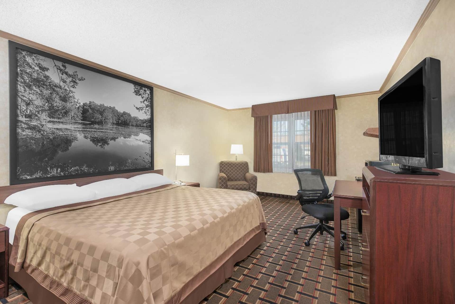 Super 8 by Wyndham Maumee Perrysburg Toledo Area