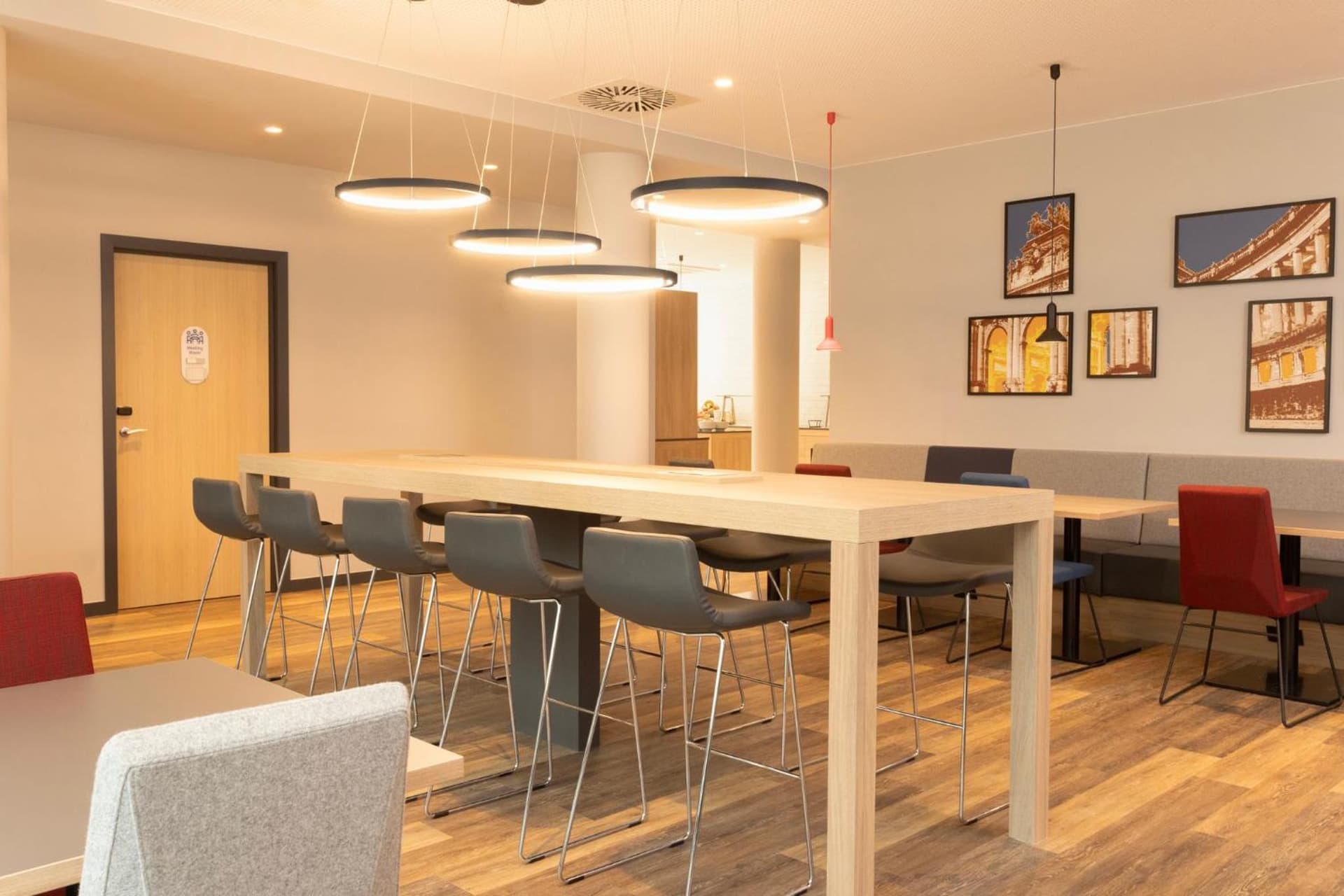 Holiday Inn Express Brussels - Airport by IHG