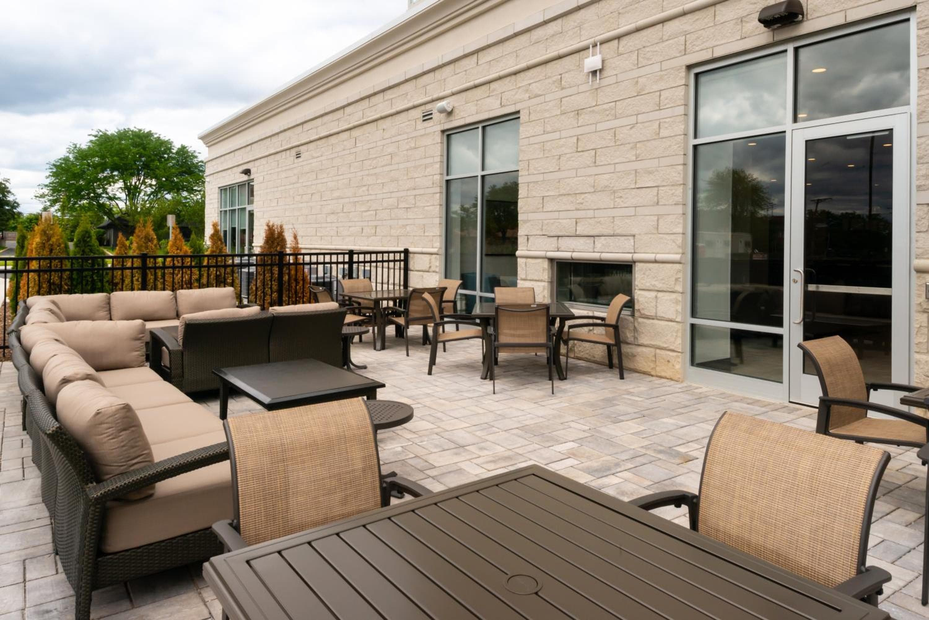 Holiday Inn & Suites Farmington Hills - Detroit NW by IHG
