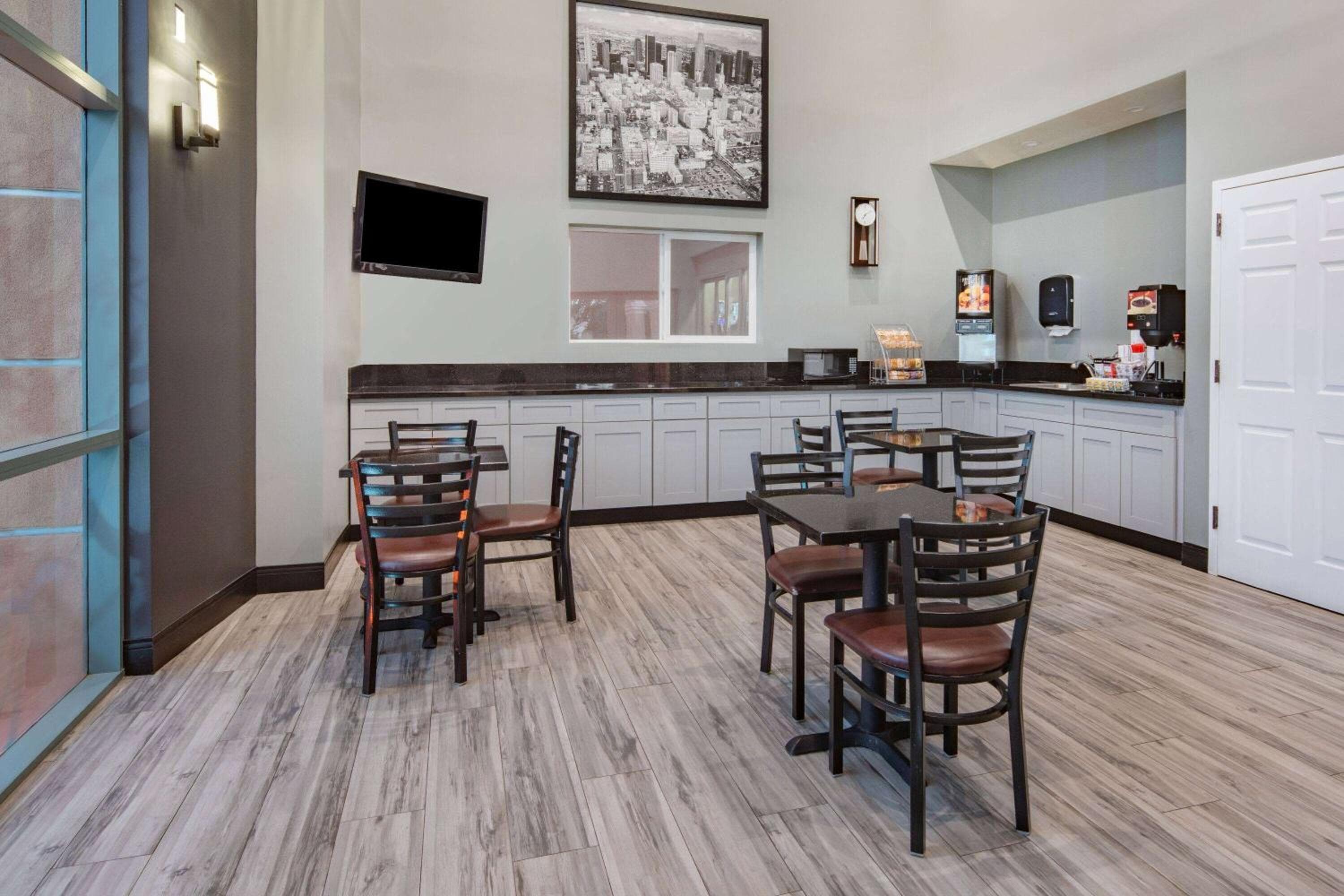 Super 8 by Wyndham North Hollywood