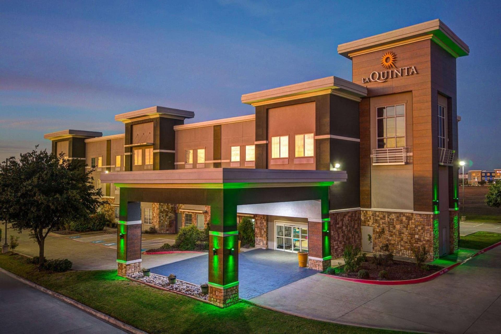La Quinta Inn & Suites by Wyndham Ft. Worth - Forest Hill TX