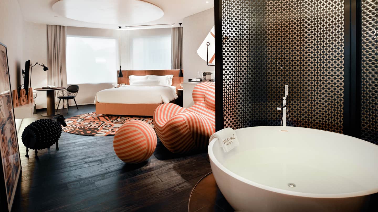 Hotel rooms with a private bathtub or Jacuzzi