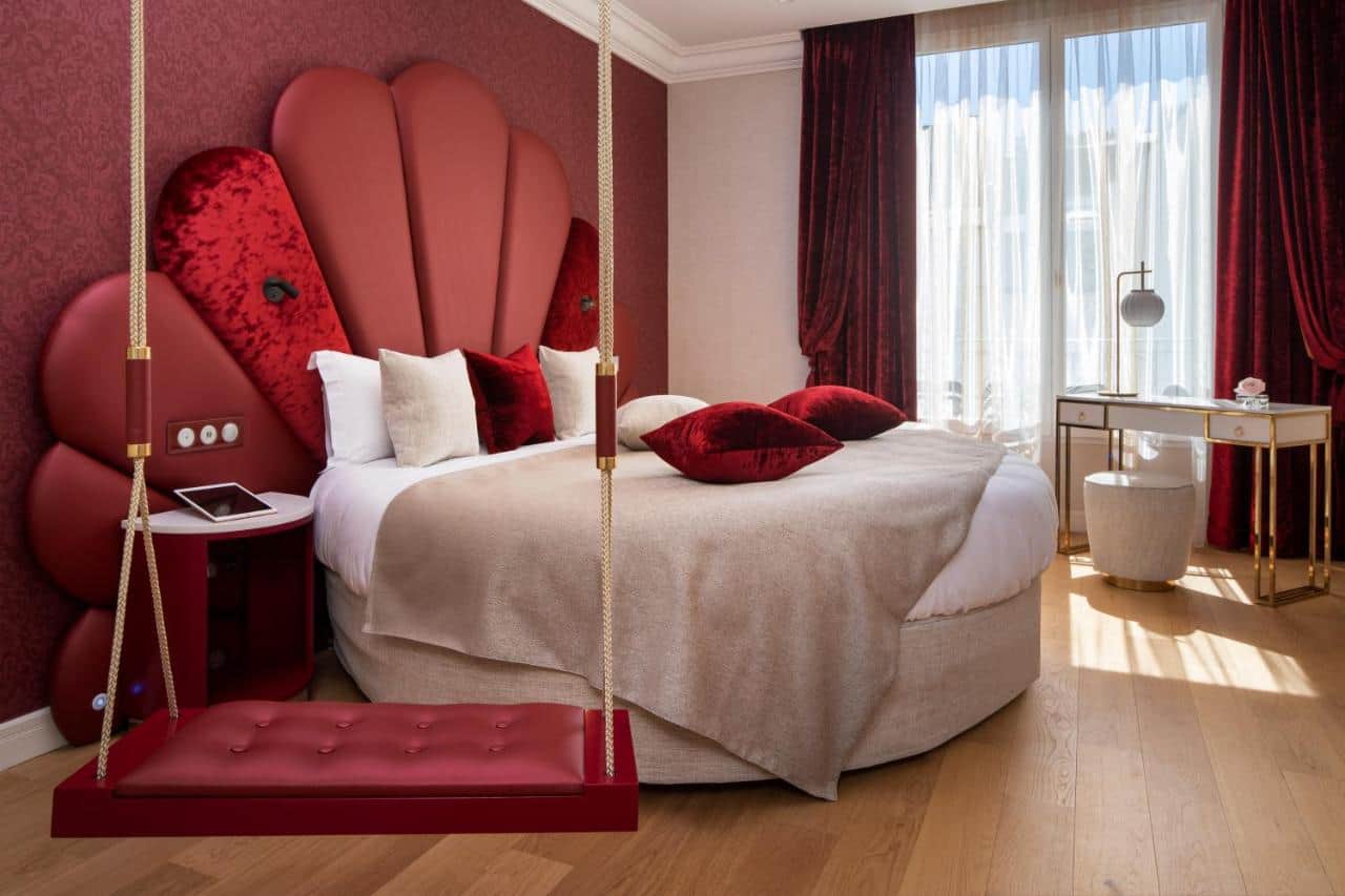 Love and romantic hotels